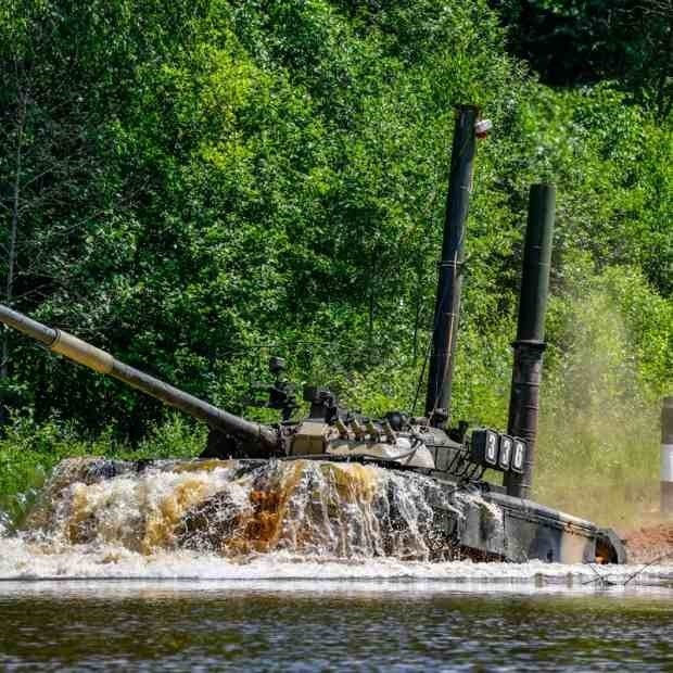 находится в самом сердце лесистой местности. Здесь, на этой фотографии, можно увидеть множество танков, строительство которых было завершено недавно. Они выглядят мощными и неприступными, готовыми бросить вызов любому врагу. Формы и линии танков являются истинным произведением искусства, каждая деталь продумана до мельчайших подробностей. На заднем плане можно увидеть зеленые холмы, покрытые густыми деревьями, что придает фотографии еще больше атмосферности и загадочности. Изображение наполнено ощущением силы и власти, перенося зрителя в мир танков и боевых машин.