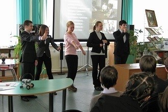 На школьной презентации, посвященной проблематике будущего образования, выступают ученики старших классов.