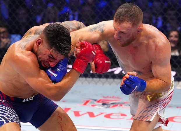 «Настоящий трус!» Над Топурией потешается весь мир MMA. Царукян предложил оплатить ему лечение — а что сказал Махачев?