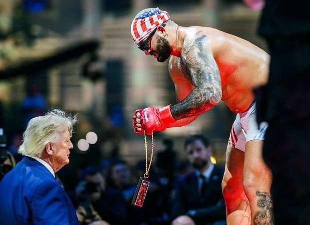 Трамп снял со своей шеи цепь бойца UFC после его слов о жене Обамы