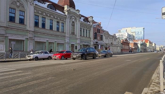 автомобили на трассе в городе